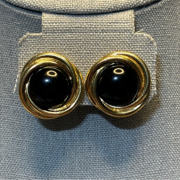 Vintage Crown Trifari copyright gold tone and black pierced earrings. - Picture 6 of 7